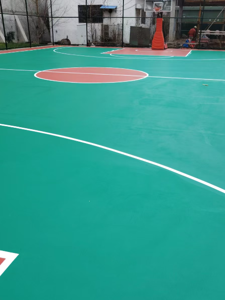 巴林右 球场长期使用易出现地面开裂